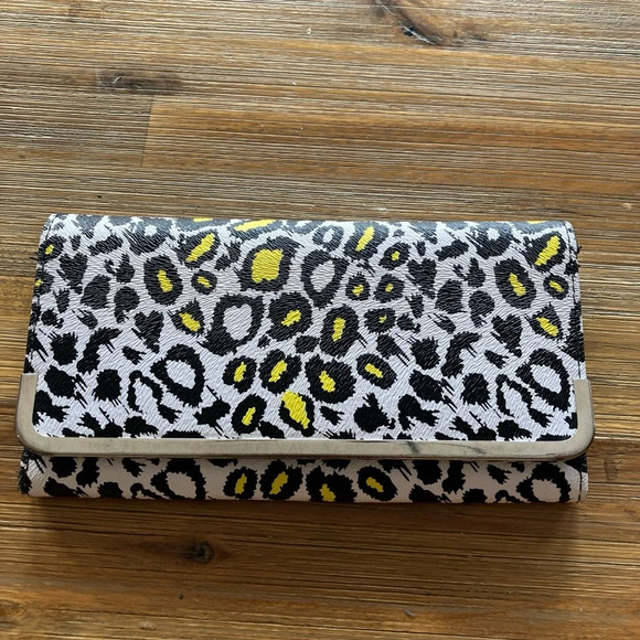 Leopard print wallet with snap closure, inside card holder & zip coin pocket. - Picture 1 of 3